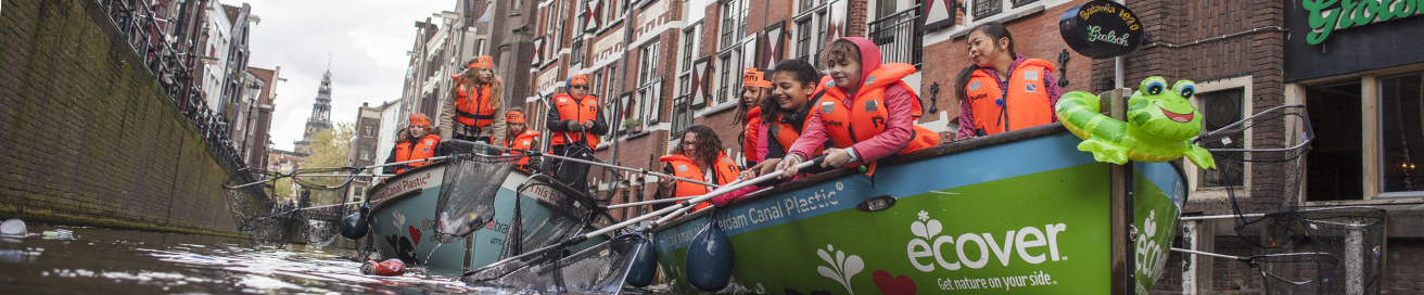 children cleaning up the canals of Amsterdam